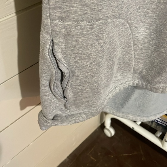 Cozy Karma crossover sweatshirt - Picture 4 of 7